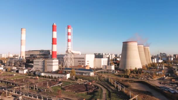 Vista aérea da planta industrial com cachimbos de fumadores perto da cidade. Zona industrial. Vista do drone para a fábrica . — Vídeo de Stock