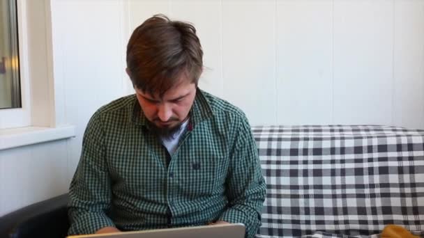 Jeune homme, ressemble à un hipster, utiliser un ordinateur portable heureux de recevoir un e-mail de bienvenue, Bonnes Nouvelles — Video