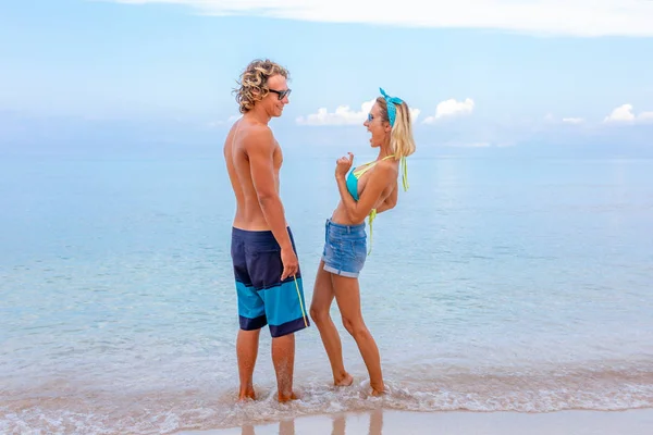 Portret van een jong koppel verliefd op strand omarmen en genieten van tijd samenzijn. Jong koppel plezier op een zanderige kust — Stockfoto