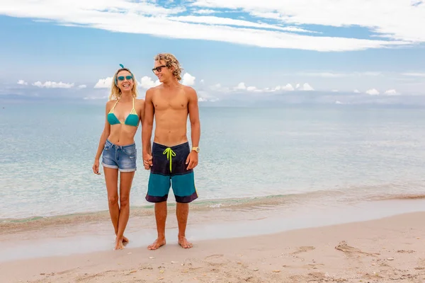 Retrato de pareja joven enamorada abrazándose en la playa y disfrutando del tiempo juntos. Cartel de foto artística idealista para banner de publicidad — Foto de Stock