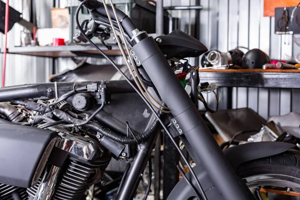 Bijgesneden close-up shot van mooie en op maat gemaakte motorfiets in de werkplaats — Stockfoto