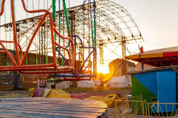 Gros plan du tour de chaîne du carrousel vide au coucher du soleil — Photo