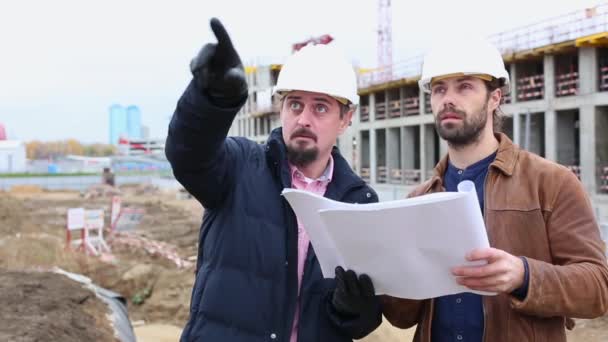 Twee Ingenieurs Praten Het Project Voor Bouw Gebouw Kijken Naar — Stockvideo