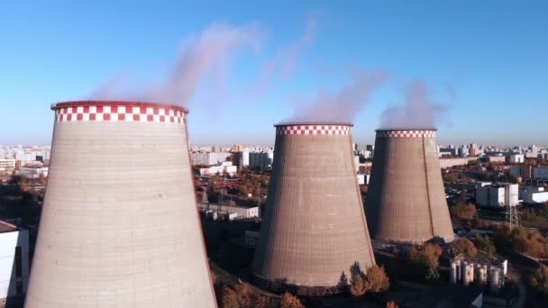 Luchtfoto van een industriële pijp vervuilt de lucht naast mensen wonen in de stad. — Stockvideo