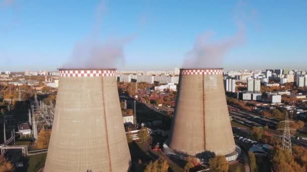 工业管道鸟瞰图污染了城市居民旁边的空气. — 图库视频影像