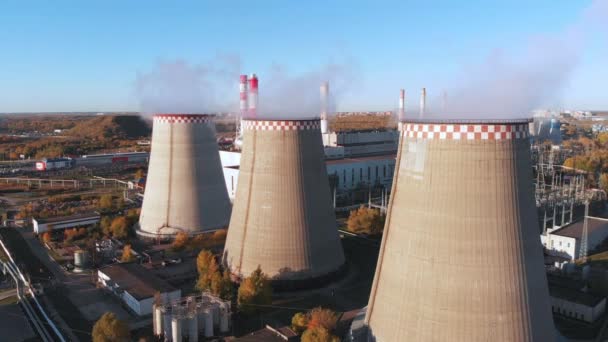 Vista aérea de una tubería industrial contamina el aire junto a las personas que viven en la ciudad . — Vídeos de Stock