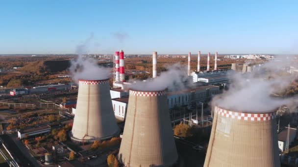 Вид с воздуха на промышленные трубы загрязняет воздух рядом с людьми, живущими в городе . — стоковое видео