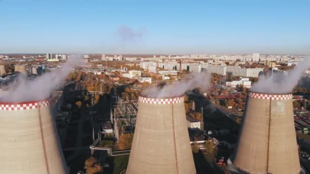 Vista aérea de una tubería industrial contamina el aire junto a las personas que viven en la ciudad . — Vídeos de Stock