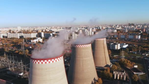 Letecký pohled na průmyslové potrubí znečišťuje vzduch u lidí žijících v městě. — Stock video