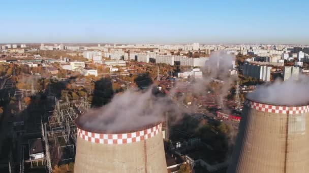 Légifelvételek az ipari cső szennyezi a levegő mellett a városban élők. — Stock videók