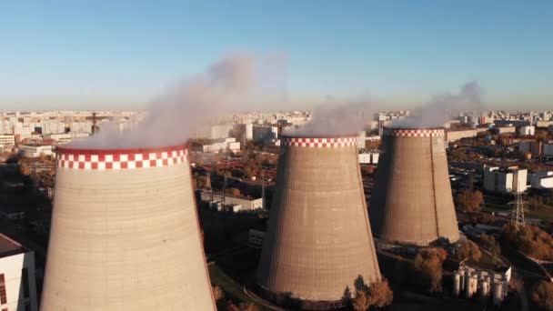 Вид на повітря промислової труби забруднює повітря поруч з людьми, що живуть у місті . — стокове відео