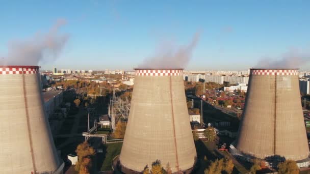 Vista aérea de um tubo industrial polui o ar ao lado de pessoas que vivem na cidade . — Vídeo de Stock