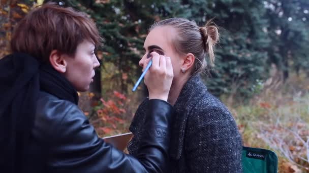 Make-up artist και στιλίστας που κάνει το μοντέλο μακιγιάζ για τις Απόκριες. — Αρχείο Βίντεο