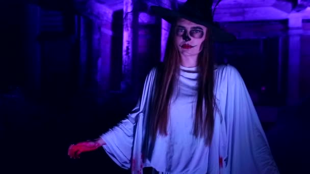 Femme avec mariée morte maquillage pour Halloween dans la robe de mariée blanche dans le noir à la maison abandonnée — Video