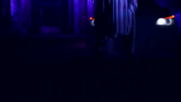 Frau mit totem Brautschminke für Halloween im weißen Brautkleid im Dunkeln vor verlassenem Haus — Stockvideo