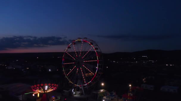 Riesenrad auf dem Hintergrund des Meeres bei Sonnenuntergang. Blick von oben — Stockvideo
