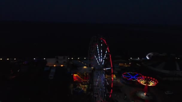 Ruota panoramica sullo sfondo del mare al tramonto. Vista dall'alto — Video Stock