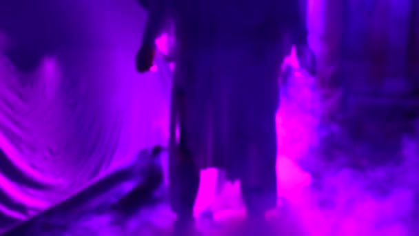 Žena, s Mrtvá nevěsta make-up pro Halloween v bílé nevěsta šaty ve tmě v opuštěném domě — Stock video