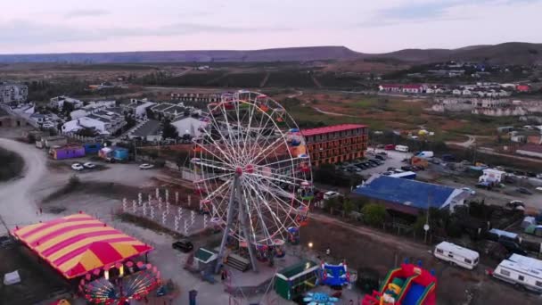 Roda gigante no fundo do mar ao pôr-do-sol. Vista de cima — Vídeo de Stock