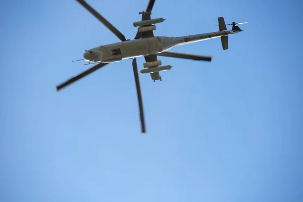 Στρατιωτικό ελικόπτερο που πετά κατά τη διάρκεια άσκησης που εκτελεί στρατιωτική επίδειξη — Φωτογραφία Αρχείου