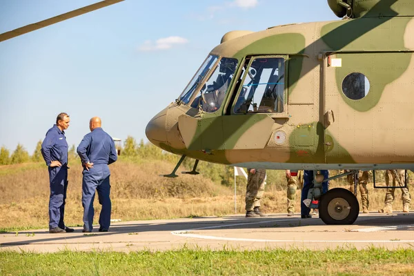 미군 헬기가 군사 훈련 동안 지상에 토지 — 스톡 사진