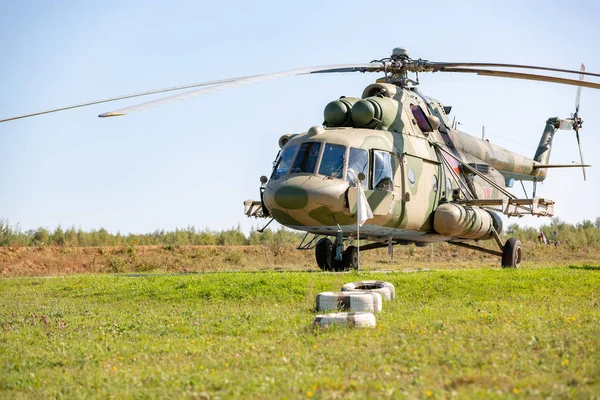 Katonai helikopter landol a földön, katonai gyakorlat során — Stock Fotó