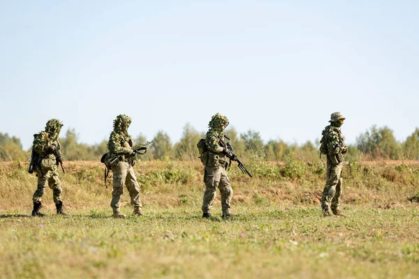 Ομάδα στρατιωτών στη το εξωτερικά σε ασκήσεις του στρατού. έννοια του πολέμου, στρατός, τεχνολογία και άνθρωποι — Φωτογραφία Αρχείου