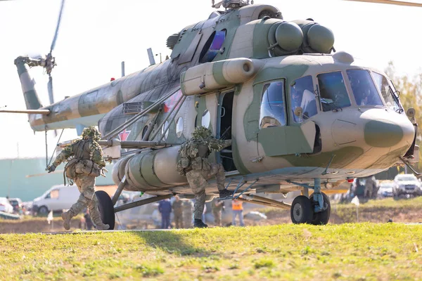 Askeri helikopter yere askeri tatbikat sırasında toprakları. — Stok fotoğraf