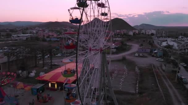 Roda gigante no fundo do mar ao pôr-do-sol. Vista de cima — Vídeo de Stock