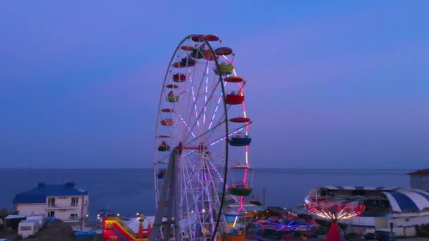 Grande Roue sur le fond de la mer au coucher du soleil. Vue d'en haut — Video