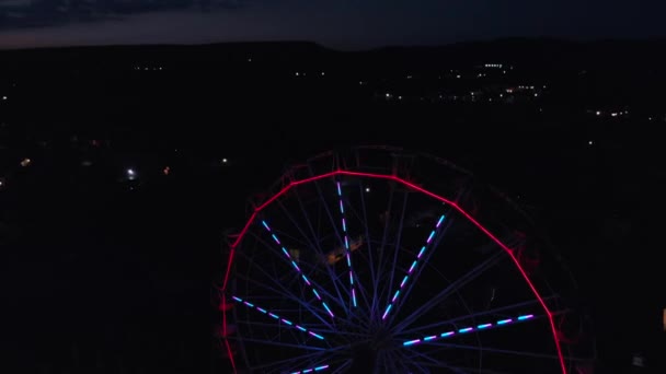 夕暮れ時の海の背景に観覧車。上からの眺め — ストック動画