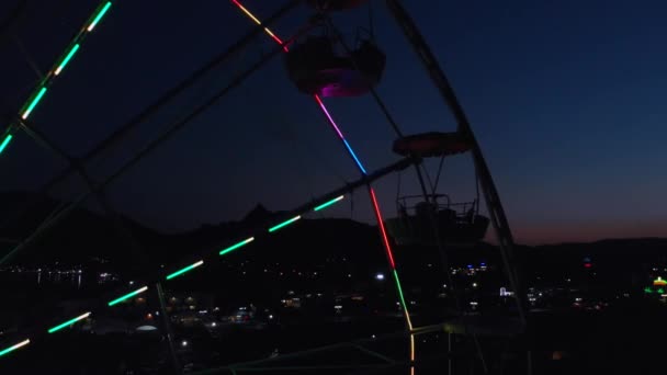Roda gigante no fundo do mar ao pôr-do-sol. Vista de cima — Vídeo de Stock