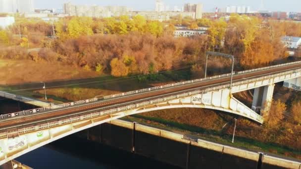 Dammluckor vid floden. Flygfoto pråm, fartyget i floden gateway i soliga höstdag. — Stockvideo