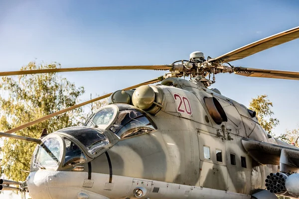 Katonai helikopter katonai demonstráció végrehajtása közben — Stock Fotó