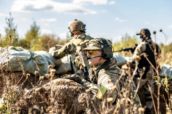 Grupa żołnierzy na zewnątrz na ćwiczenia armii. koncepcja wojny, armia, technologia i ludzie — Zdjęcie stockowe
