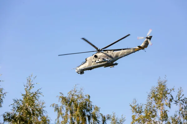 Helicóptero militar voando durante o exercício realizando uma demonstração militar — Fotografia de Stock