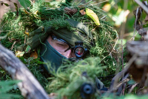 Siły specjalne, żołnierz karabin snajperski z tłumikiem, celownik optyczny. za zasłoną czeka w zasadzce — Zdjęcie stockowe