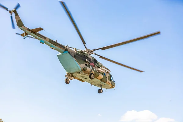 Askeri helikopter tatbikat sırasında uçuyor ve askeri bir gösteri yapıyor. — Stok fotoğraf