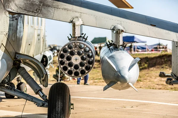 Visão de perto de parte helicóptero militar totalmente armado. Close-up do transporte aéreo militar com mísseis. Helicóptero do exército com foguetes. Forças aéreas — Fotografia de Stock