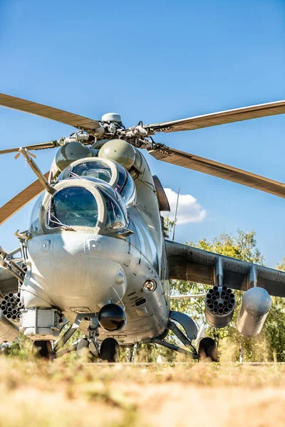 Katonai helikopter landol a földön, katonai gyakorlat során — Stock Fotó