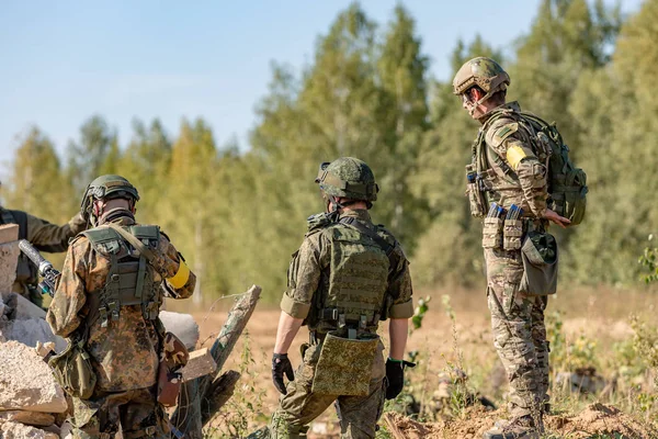 Groupe de soldats sur le plein air sur les exercices de l'armée. guerre, armée, technologie et concept humain — Photo