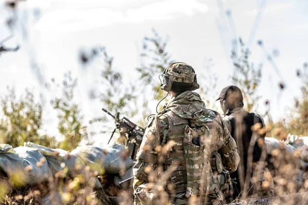 Groupe de soldats sur le plein air sur les exercices de l'armée. guerre, armée, technologie et concept humain — Photo