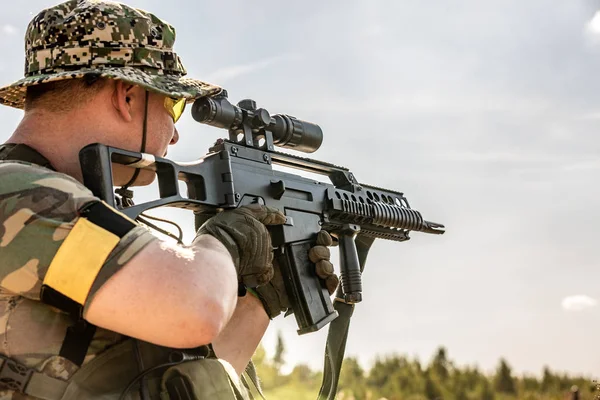 Özel kuvvetler, askeri saldırı tüfeği susturucu, optik görme ile. kapağın altında pusuda bekliyor — Stok fotoğraf