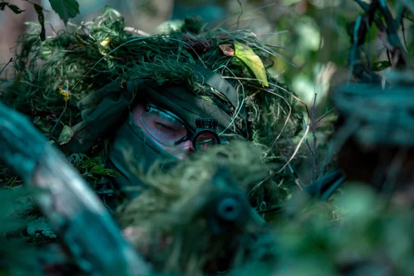 Forces spéciales, fusil d'assaut avec silencieux, visée optique. derrière la couverture attendant dans une embuscade — Photo