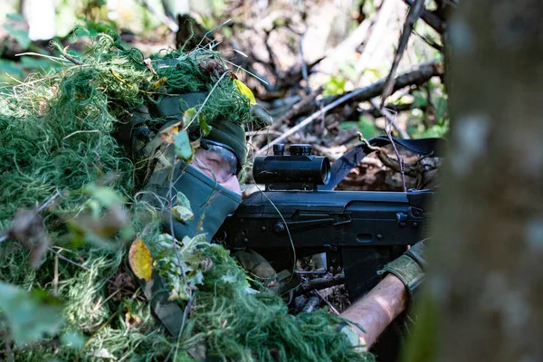 Speciální jednotky, voják útočnou pušku s tlumičem, optický zaměřovač. za krytem v záloze — Stock fotografie