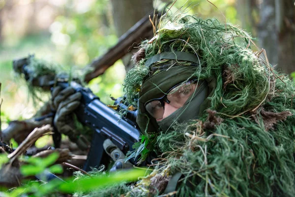 Speciální jednotky, voják útočnou pušku s tlumičem, optický zaměřovač. za krytem v záloze — Stock fotografie