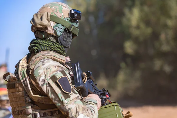 Forces spéciales, fusil d'assaut avec silencieux, visée optique. derrière la couverture attendant dans une embuscade — Photo