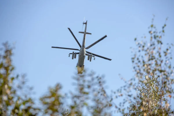 Askeri helikopter tatbikat sırasında uçuyor ve askeri bir gösteri yapıyor. — Stok fotoğraf