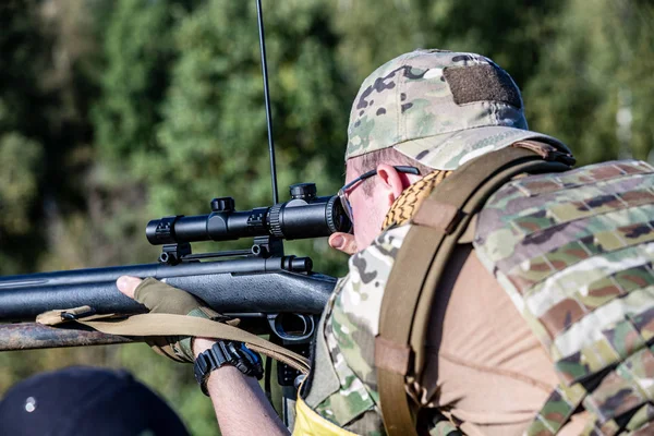 Siły specjalne, żołnierz karabin snajperski z tłumikiem, celownik optyczny. za zasłoną czeka w zasadzce — Zdjęcie stockowe