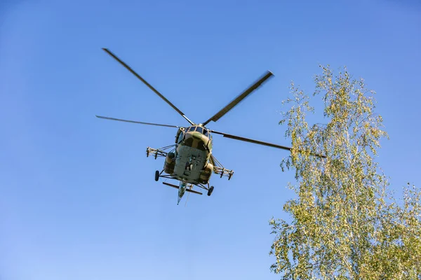 Askeri helikopter tatbikat sırasında uçuyor ve askeri bir gösteri yapıyor. — Stok fotoğraf